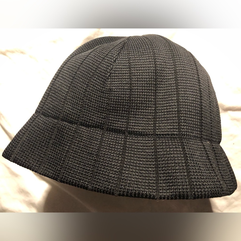 Like new.  Vintage black textured and packable bucket hat. By August Hats